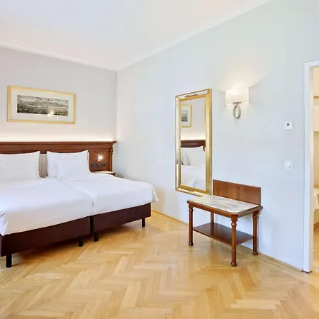 Hotel Radisson Blu Altstadt 5*